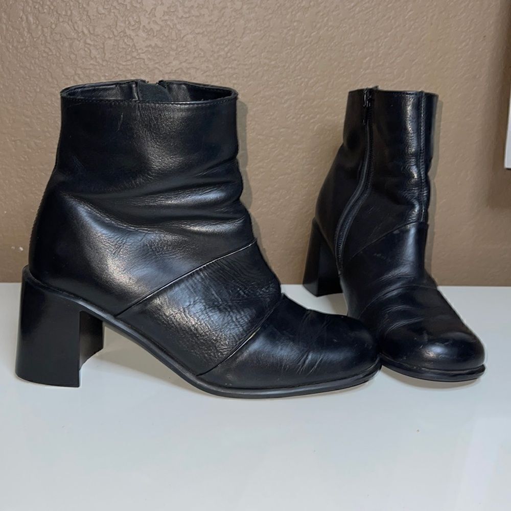 Vintage Saxon’s black leather block heel round toe boots size 8